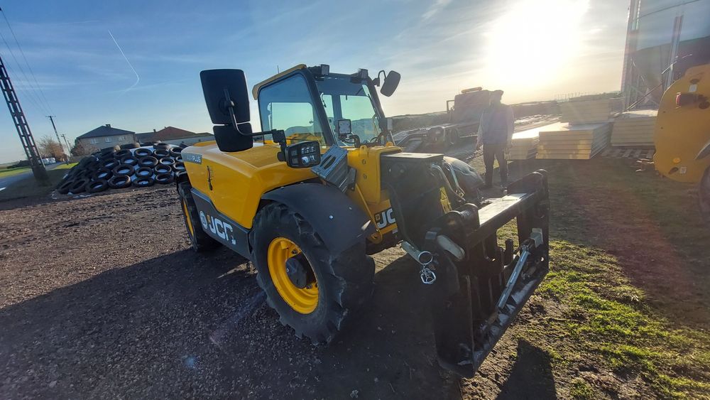 Wynajem ładowarek teleskopowych JCB