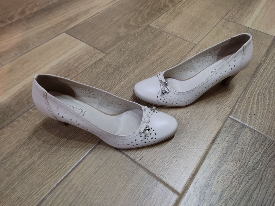 Kremowe pantofle buty Lasocki 41 skóra bdb jak nowe