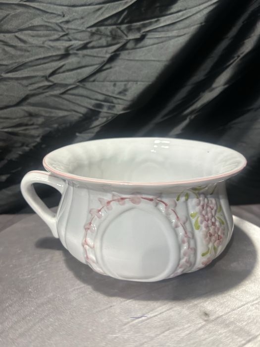 Ceramiczny kwietnik nocnik – dekoracja kwiatowa – styl klasyczny