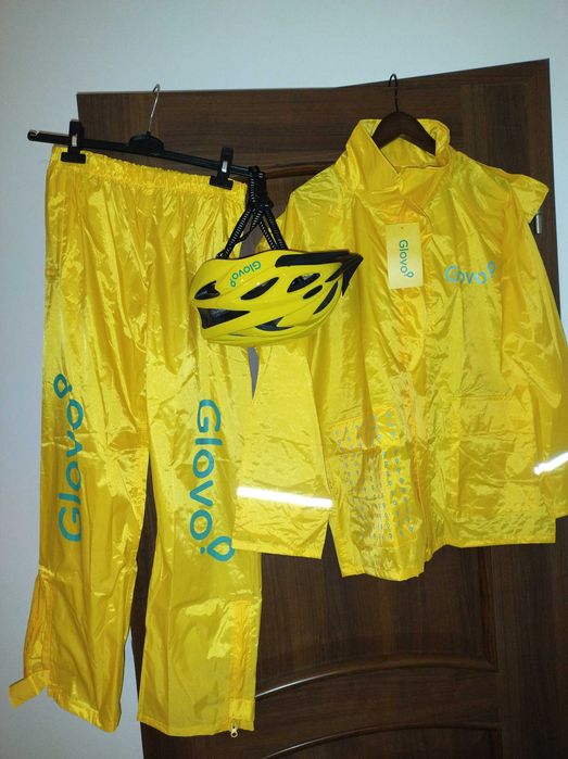 Kask + przeciwdeszczowy zestaw Glovo