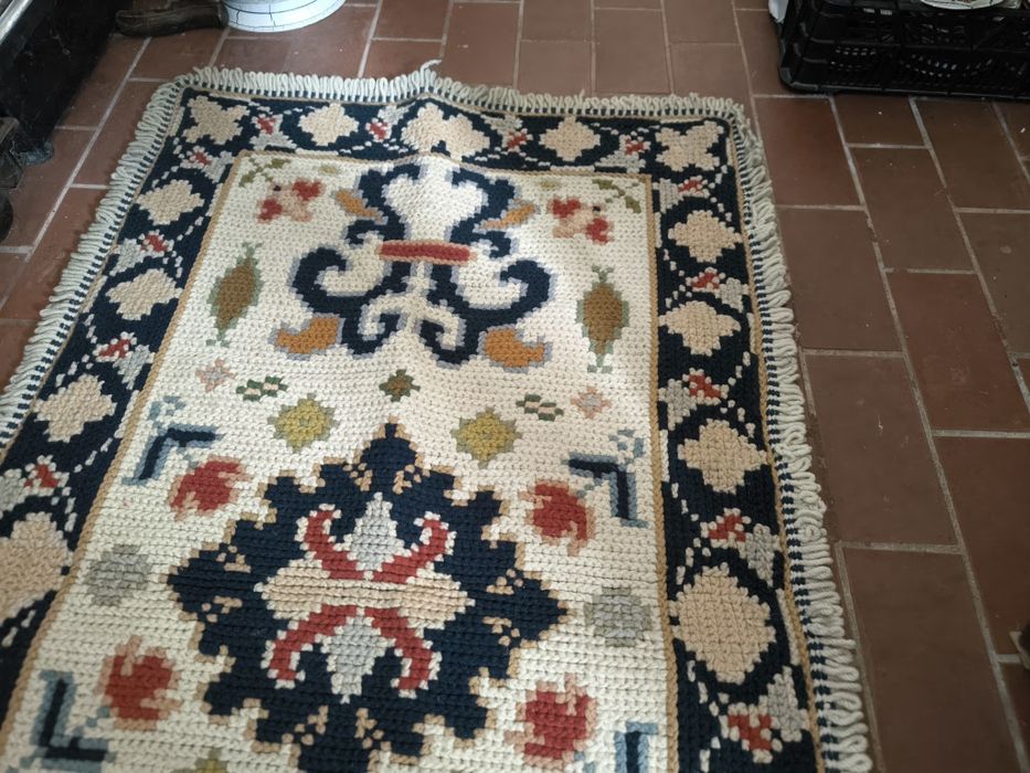 Tapete de Arraiolos Bordado à Mão – 1,20m x 0,70m