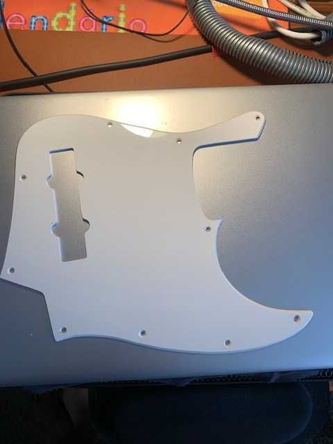 Vendo pickguard para Squier JB baixo