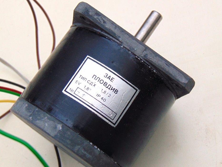 Шаговые двигатели и управление для светодинамических устройств