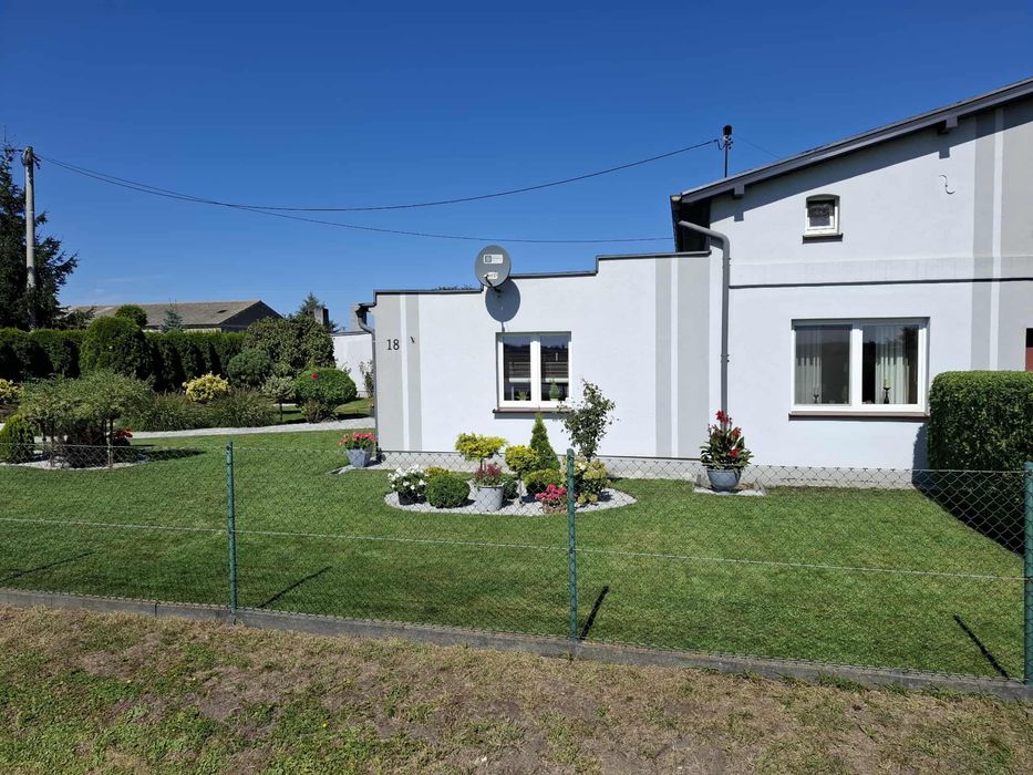 Dom z budynkami gospodarczymi niedaleko Wrześni