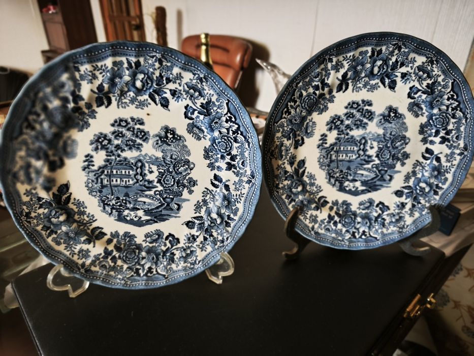 Pratos em louça antigo