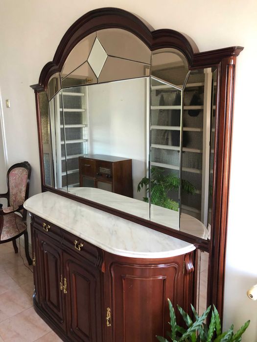 Móvel aparador com espelho