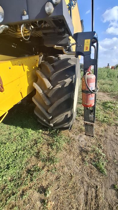 Комбайн New Holland CХ 6.90 зі жниваркою New Holland та візком 2019рік