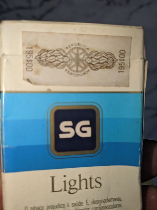 Carteira de tabaco e caixa de fósforos