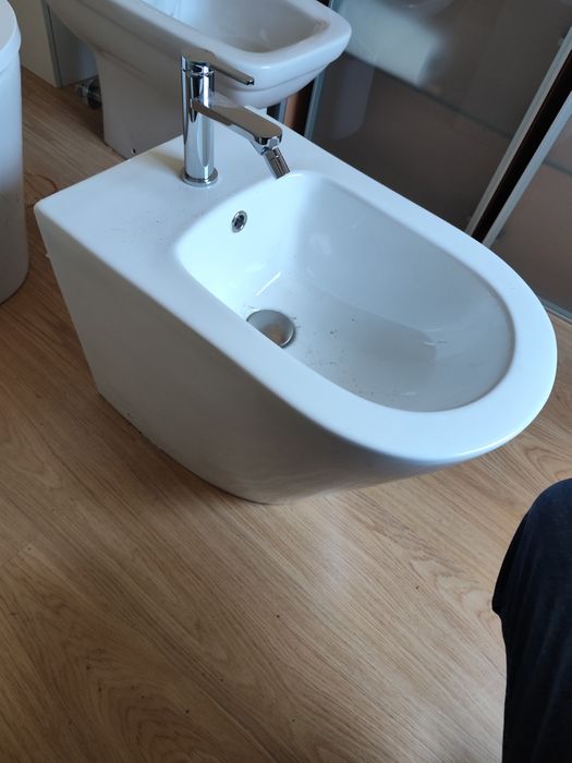 Bidé com design moderno com torneira