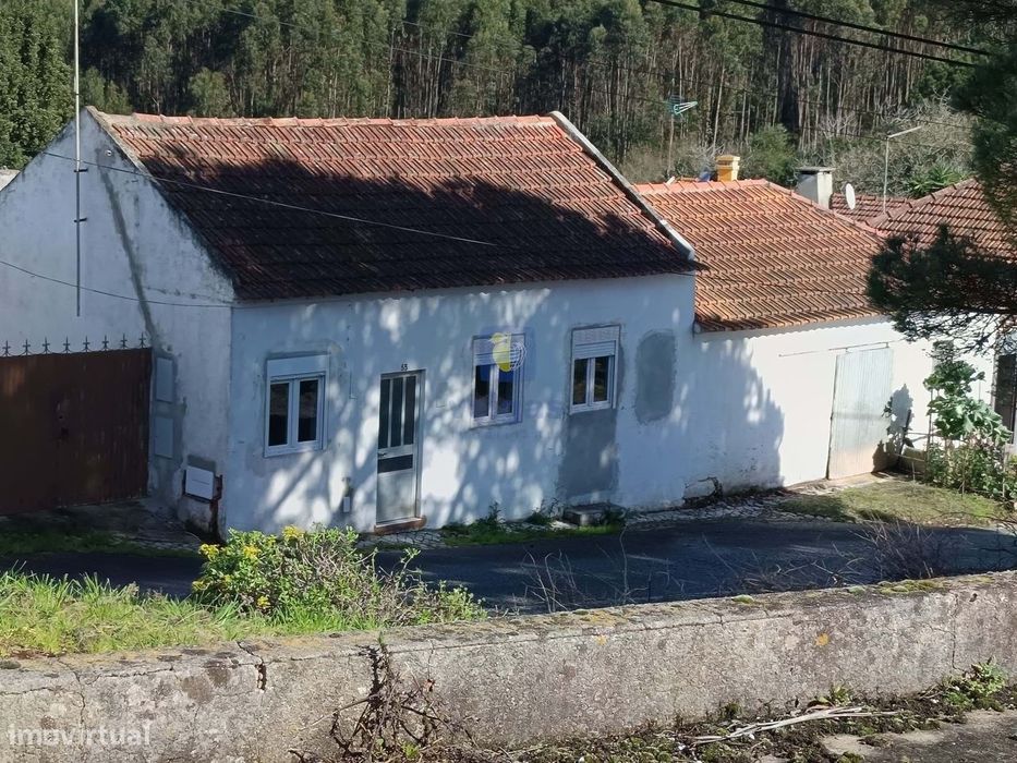 Moradia + Adega + Anexos com uma área  total de 787m2 situada em Casal