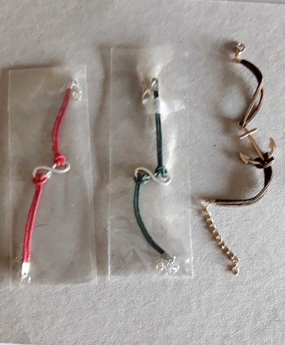 Pulseiras jovens com símbolos