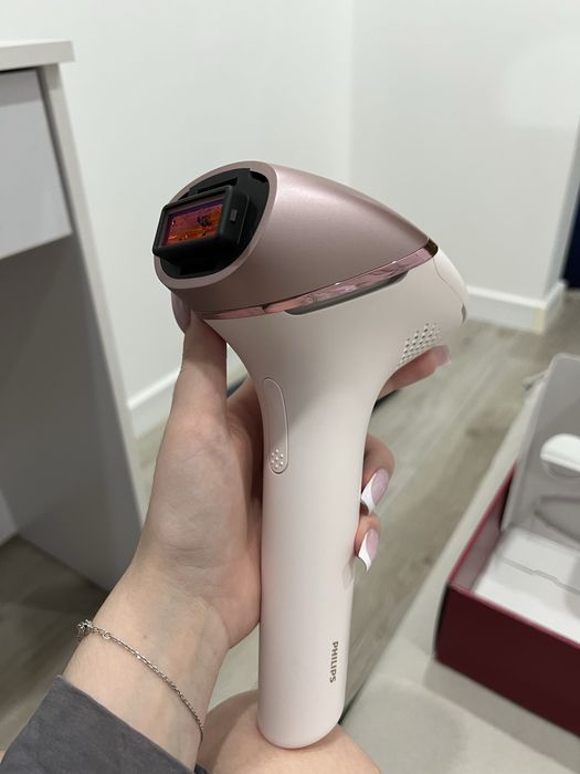 Фотооэпилятор Philips Lumea 9900