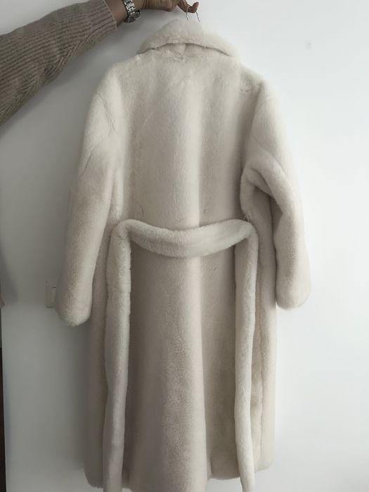 Sobretudo comprido de pelo branco/creme da Zara