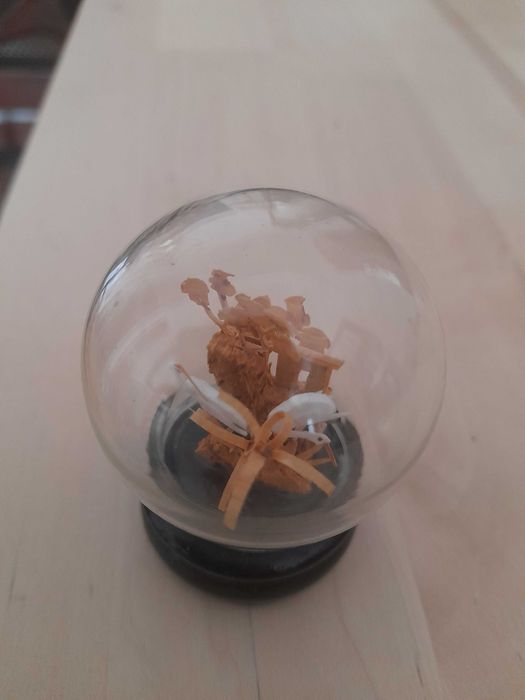 Globo com escultura chinesa