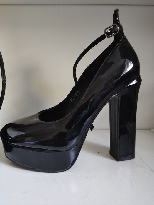 Czarne buty na wysokim obcasie
