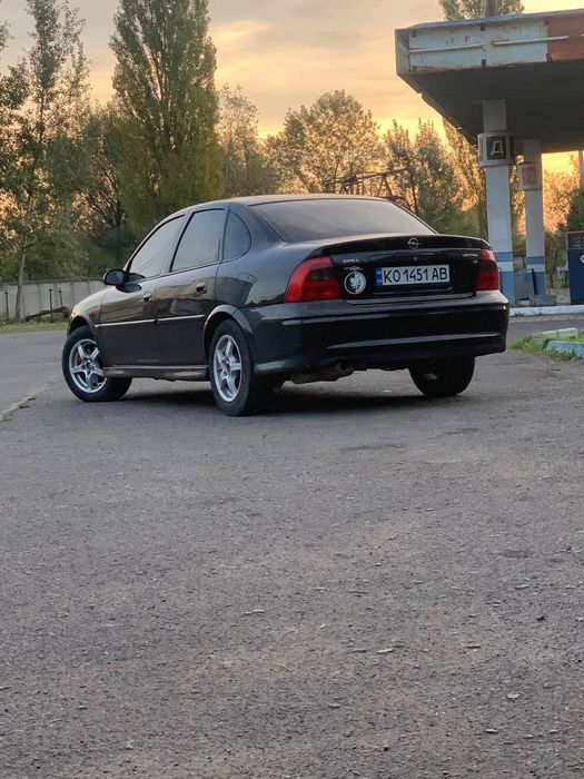 Opel vectra 1.8    2400$ + торг