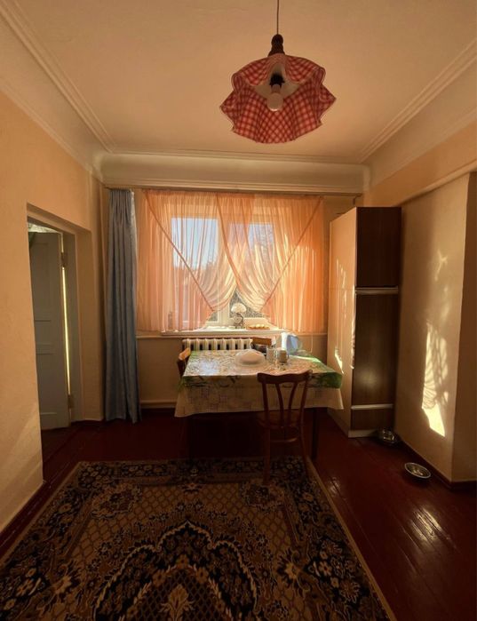 Продам два будинка на одному подвірʼї.