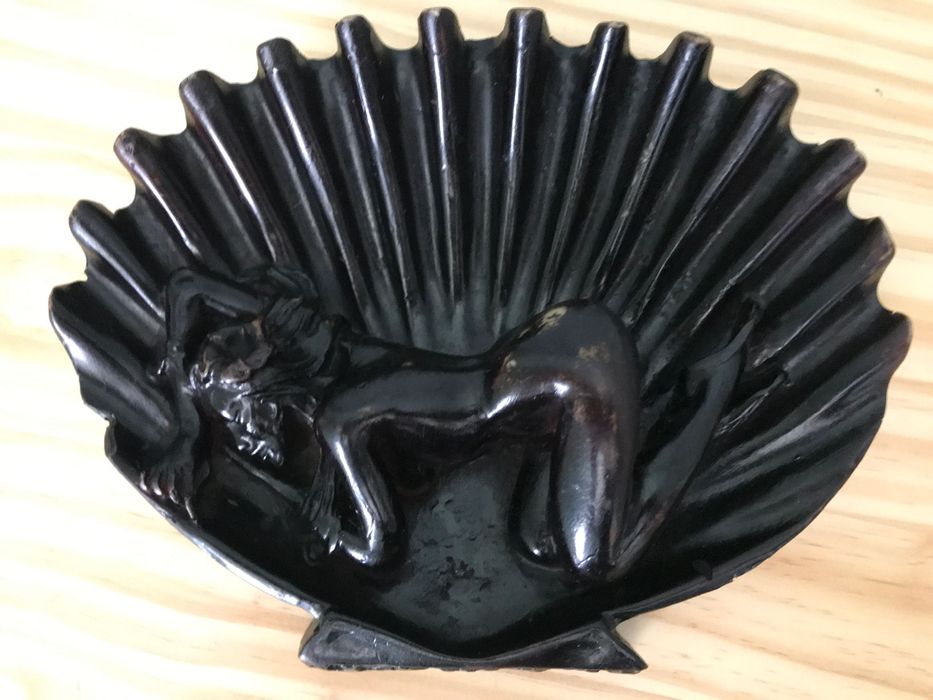 Bakelitowa kobieta w muszli z Hawaii