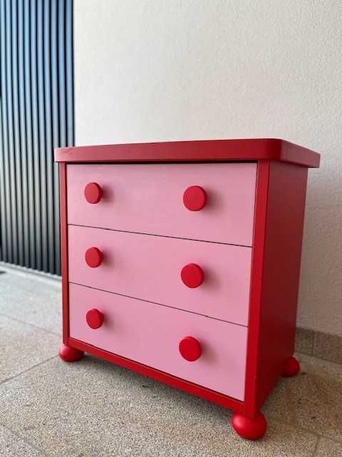 Cómoda IKEA para quarto de criança