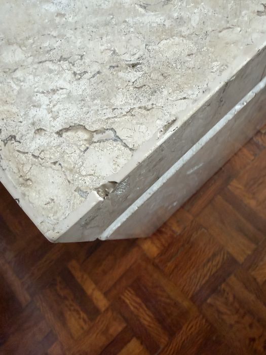 Mesa de centro de pedra e vidro