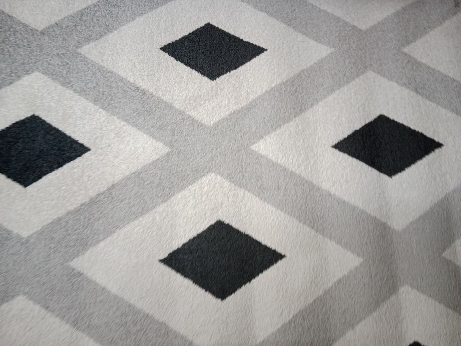 Dywan biało-szaro czarny  133 x 195 cm