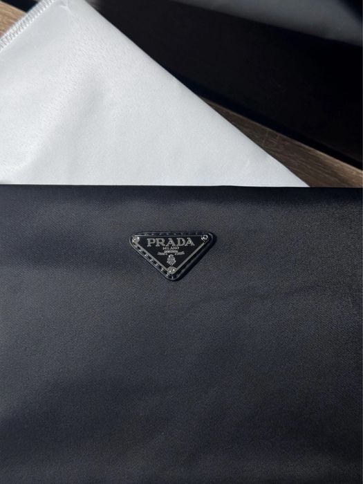 Гаманець чоловічий чорний з нейлону на блискавці Prada