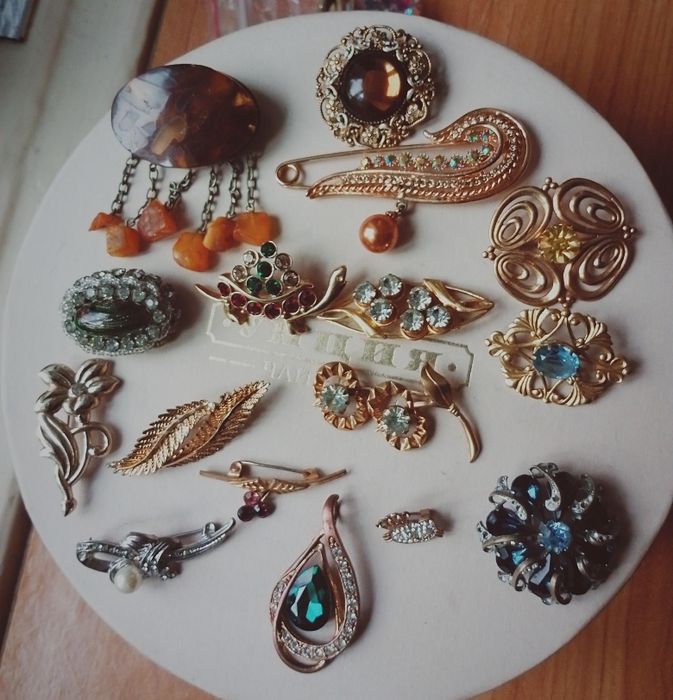 Продам броши винтажние и кулон.