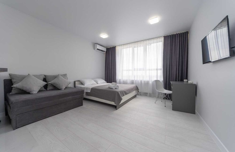 Подобова оренда- комфортна студія з ремонтом, біля метро. Світло 24/7.