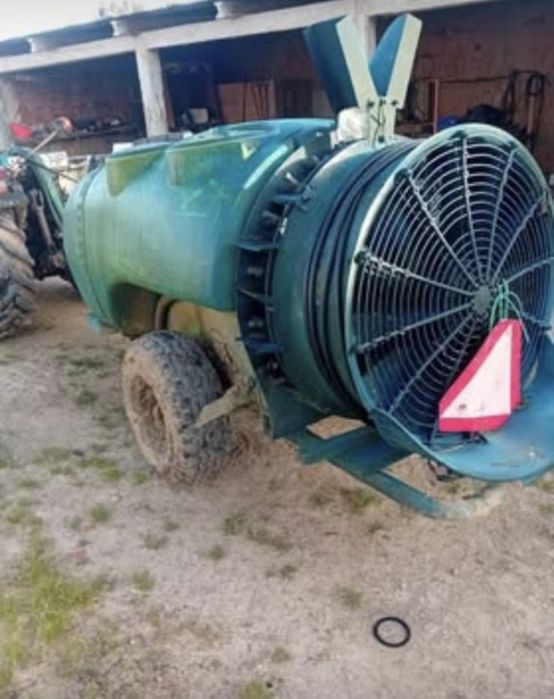 Pulverizador rebocável 1000l