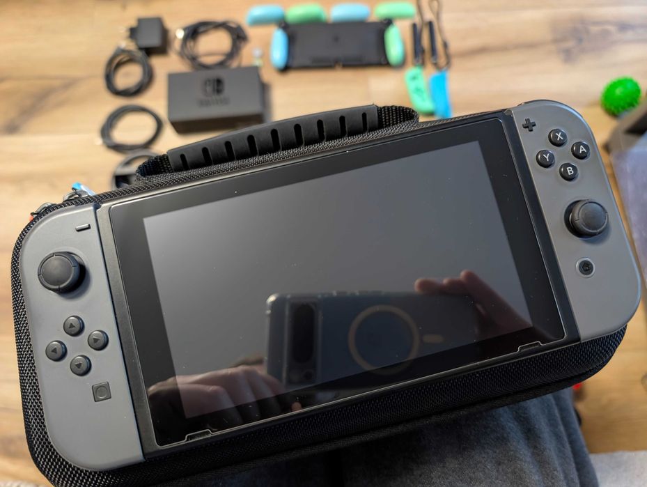 Konsola Nintendo Switch z akcesoriami, etui, torba, kierownice