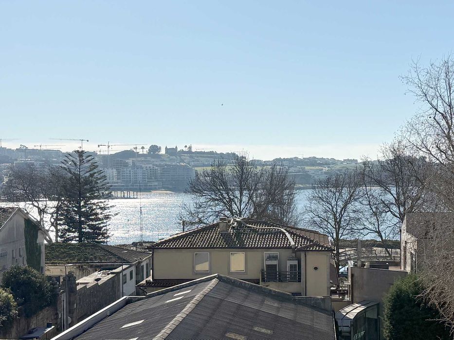 Apartamento com 2 quartos no Fluvial a 100m do Douro, com varanda.