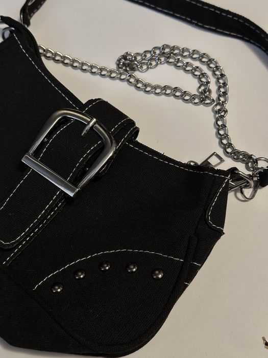 Стильна сумка-багет у стилі Y2K з ланцюжком та пряжкою
