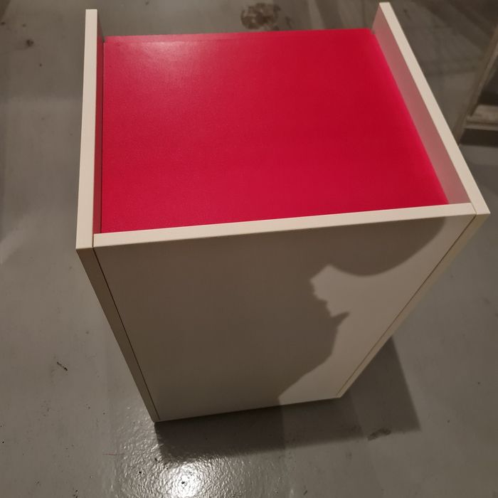 Cómoda vermelha e branca