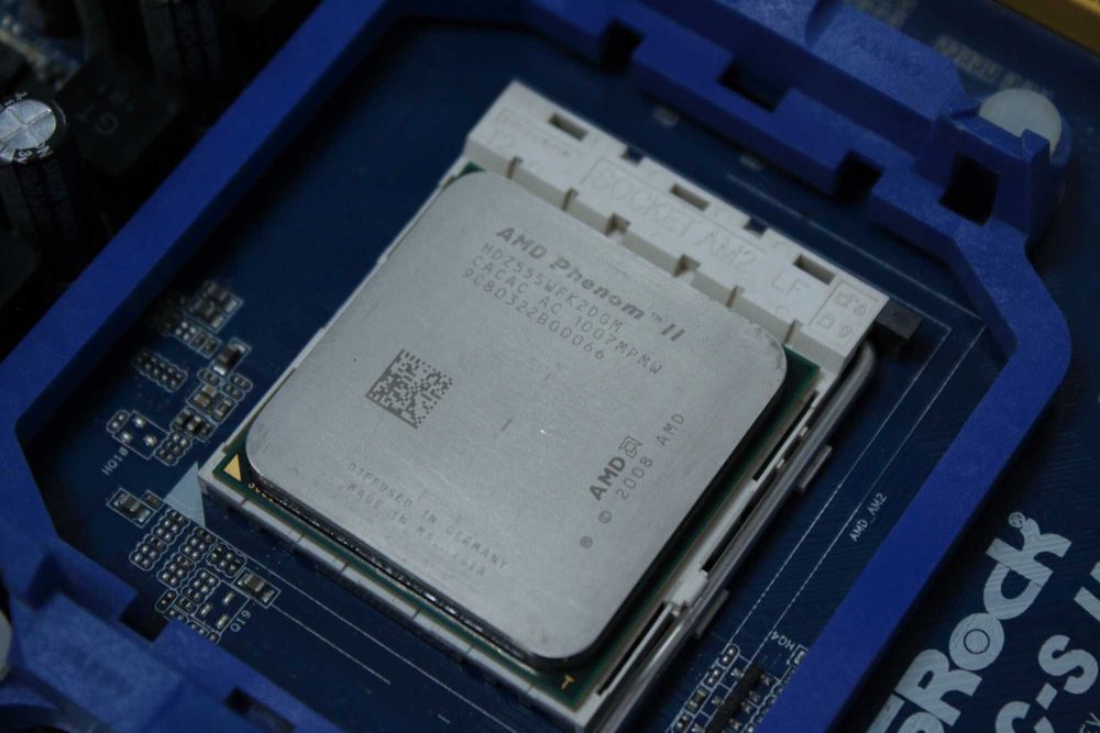 Комплект материнка + процессор (ASRock + Phenom II X2 555) + подарок!