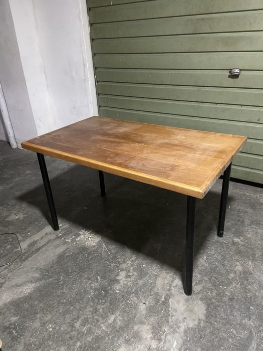 Mesa de jantar em madeira
