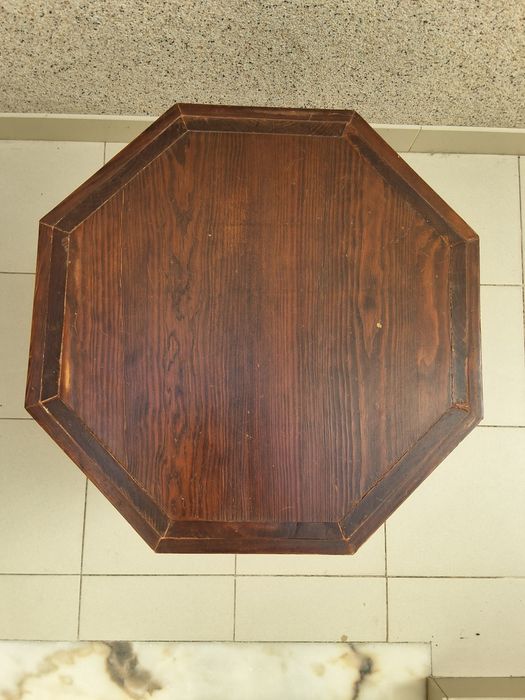 Mesa octagonal em madeira