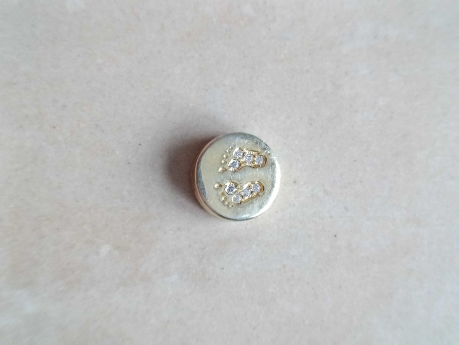 Srebrna zawieszka płaska Charms do bransoletki Stópki Złota Sr925 CH