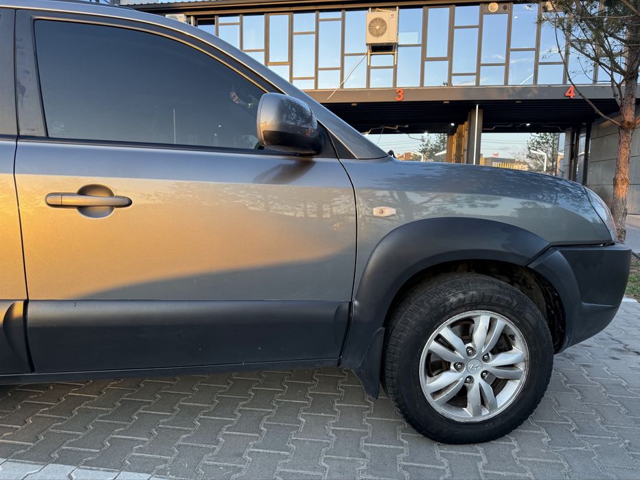 Продам хороший автомобіль Hyundai Tukson Хюндай Туксон 2012 2.0 бензин