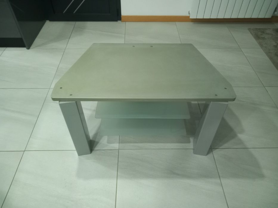 Móvel cinzento e vidro de tv