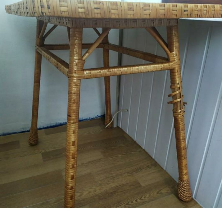 Стіл плетений кухонний