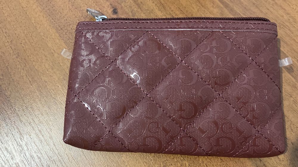 Косметичка-гаманець Guess