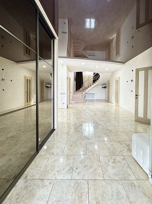 Продам добротный 2-х эт. дом 285 м2 в Обуховке, озеро Попасное, лес