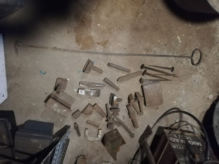 Stare imadło kowalskie 2 sztuki narzędzia kowalskie