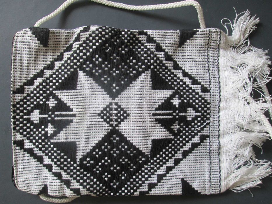 Bolsa de ombro concebida em Pano di Terra