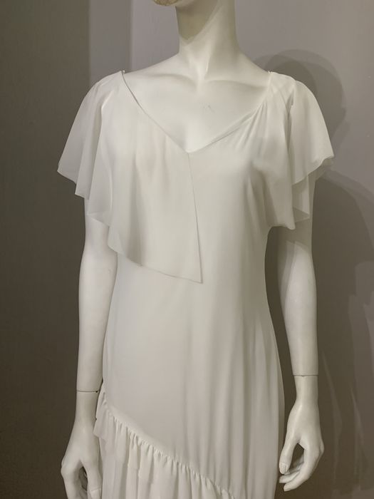 Biała sukienka z falbankami