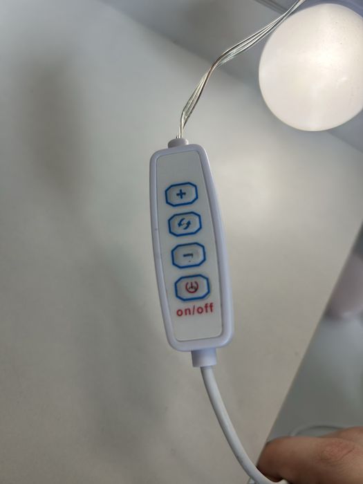 Toaletka z lustrem i oświetleniem LED