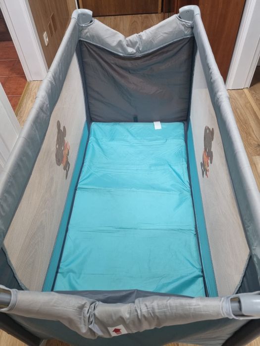 Vendo cadeira de bebê mais cama de viagem.