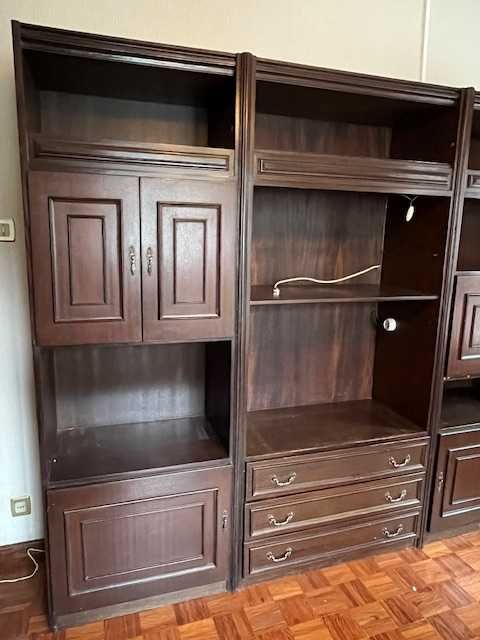 Armário em madeira escura, de grandes dimensões.