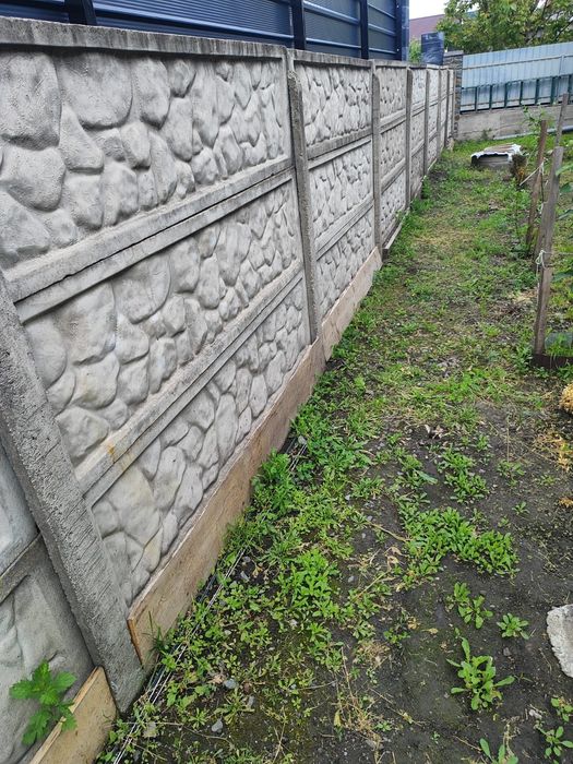 Паркан з бетонних плит