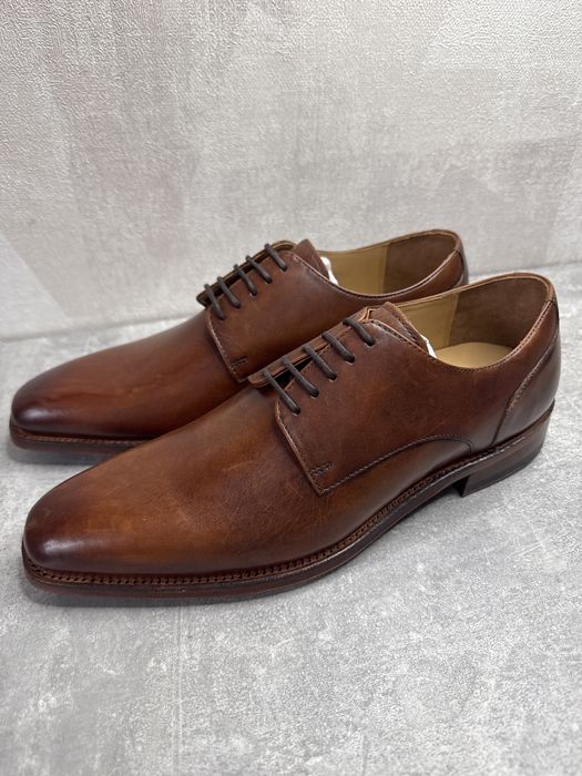 Багато фірменого взуття